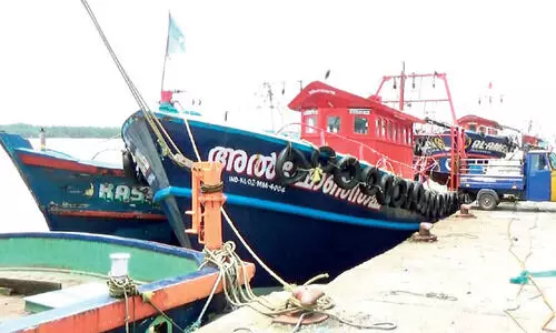 വീണ്ടും കാലാവസ്ഥ മുന്നറിയിപ്പ്; നിരാശയോടെ ബോട്ടുകൾ മടങ്ങി വീണ്ടും കാലാവസ്ഥ മുന്നറിയിപ്പ്; നിരാശയോടെ ബോട്ടുകൾ മടങ്ങി