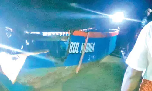 പൊന്നാനിയിൽ ഫൈബർ വള്ളം മറിഞ്ഞ് ഒരാളെ കാണാതായി