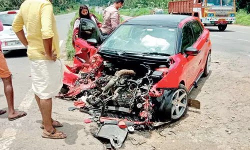 കാ​ർ ലോ​റി​യി​ലി​ടി​ച്ച് ര​ണ്ടു​പേ​ർ​ക്ക് പ​രി​ക്ക്