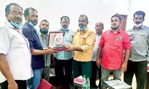 ദി​ന​ക​ര​ന് കേ​ളി യാ​ത്ര​യ​യ​പ്പ് ന​ൽ​കി