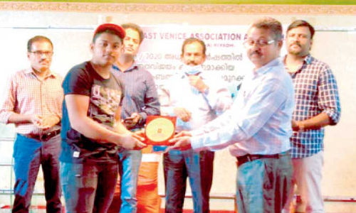 ഇ​വ ക്വി​സ്​ മ​ത്സ​ര വി​ജ​യി​ക​ളെ​യും ഉ​ന്ന​ത വി​ജ​യം വ​രി​ച്ച വി​ദ്യാ​ർ​ഥി​ക​ളെ​യും ആ​ദ​രി​ച്ചു