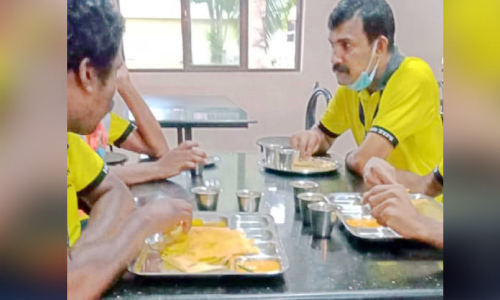 വിമാനത്താവളത്തിലെ പൊതുകാൻറീനിൽ കോവിഡ് പ്രോട്ടോകോൾ ലംഘനം