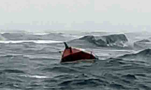 എൻജിൻ തകരാർ: മത്സ്യബന്ധന ബോട്ട് കടലിൽ താഴ്ന്നു; തൊഴിലാളികളെ രക്ഷപ്പെടുത്തി