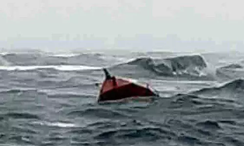 എൻജിൻ തകരാർ: മത്സ്യബന്ധന ബോട്ട് കടലിൽ താഴ്ന്നു; തൊഴിലാളികളെ രക്ഷപ്പെടുത്തി