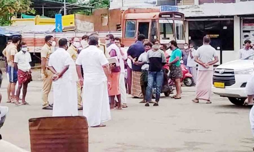 കോവിഡ് മാനദണ്ഡങ്ങൾ പാലിക്കാതെ എത്തിയ അന്തർ സംസ്ഥാന തൊഴിലാളികളെ നാട്ടുകാർ തടഞ്ഞു