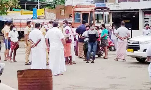 കോവിഡ് മാനദണ്ഡങ്ങൾ പാലിക്കാതെ എത്തിയ അന്തർ സംസ്ഥാന തൊഴിലാളികളെ നാട്ടുകാർ തടഞ്ഞു