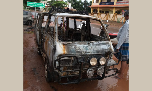 നിർത്തിയിട്ട ആംബുലൻസിന് തീവെച്ചു; നിരീക്ഷണ കാമറയിൽ കുടുങ്ങി പ്രതികൾ