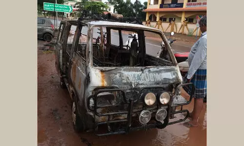 നിർത്തിയിട്ട ആംബുലൻസിന് തീവെച്ചു; നിരീക്ഷണ കാമറയിൽ കുടുങ്ങി പ്രതികൾ