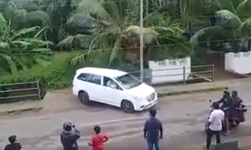 ഇങ്ങിനെയാണ്​ ആ ഇന്നോവ അവിടെ എത്തിയത്​; എല്ലാ ചോദ്യങ്ങൾക്കും ഉത്തരമായി പാർക്കിങ്​ വീഡിയൊ കാണാം