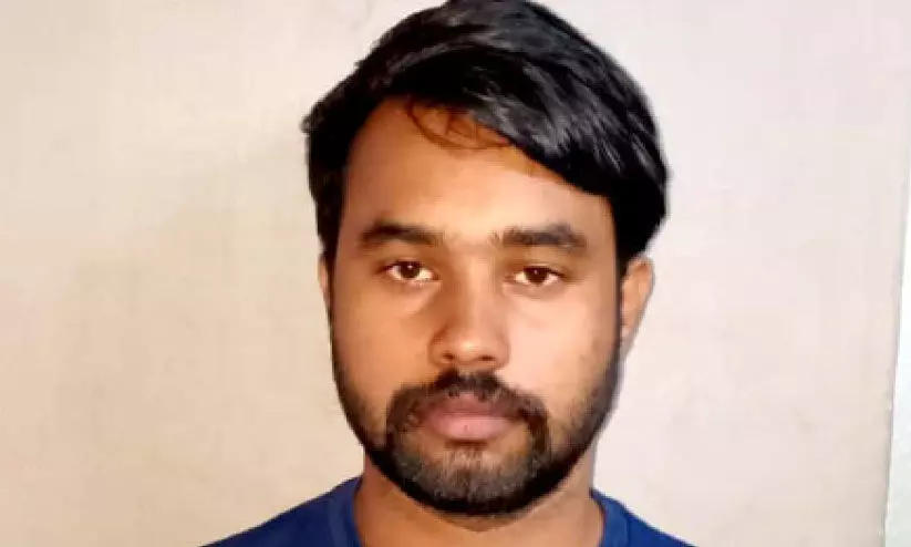 വീട്ടിൽ കയറി വധശ്രമം: ക്വട്ടേഷൻ സംഘാംഗം പിടിയിൽ വീട്ടിൽ കയറി വധശ്രമം: ക്വട്ടേഷൻ സംഘാംഗം പിടിയിൽ