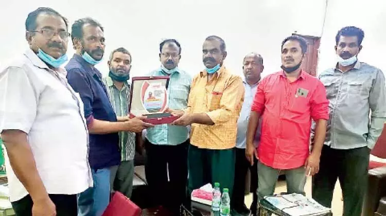 ദിനകരന് കേളി യാത്രയയപ്പ് നൽകി ദിനകരന് കേളി യാത്രയയപ്പ് നൽകി