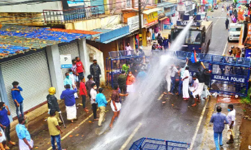 യൂ​ത്ത് കോ​ൺ​ഗ്ര​സ് മാ​ർ​ച്ചി​നു​നേ​രെ ജ​ല​പീ​ര​ങ്കി