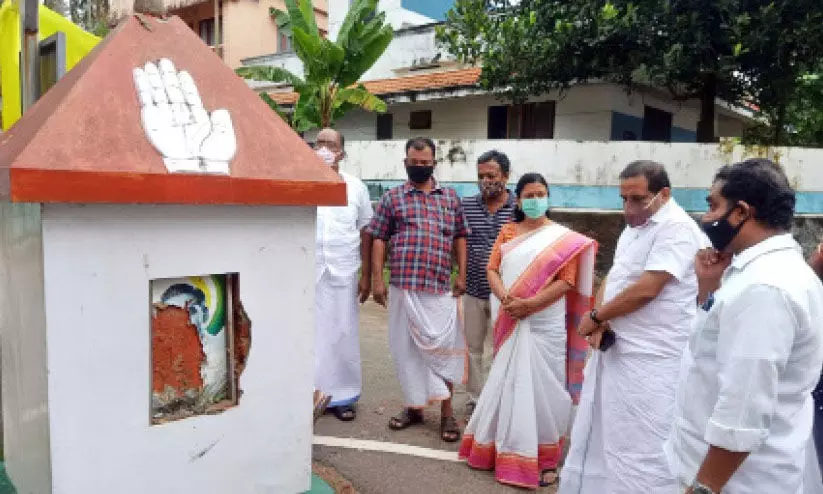 തോപ്പിൽ രവി സ്മാരക സ്തൂപം തകർക്കാൻ ശ്രമം തോപ്പിൽ രവി സ്മാരക സ്തൂപം തകർക്കാൻ ശ്രമം