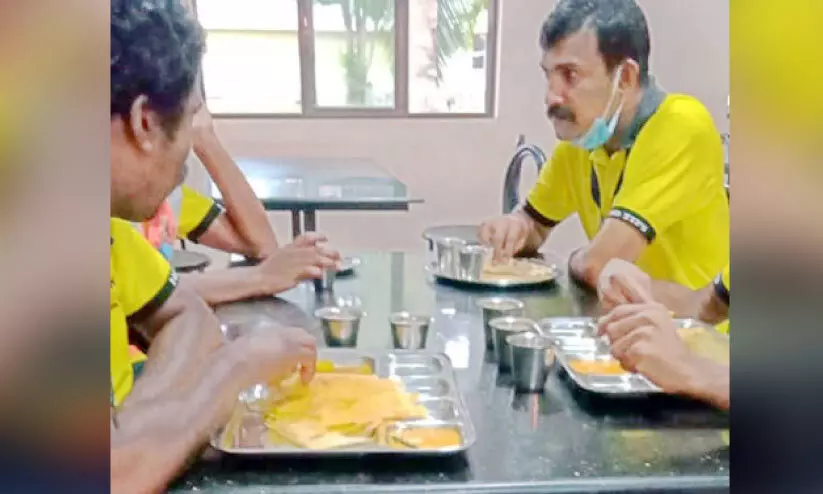 വിമാനത്താവളത്തിലെ പൊതുകാൻറീനിൽ കോവിഡ് പ്രോട്ടോകോൾ ലംഘനം