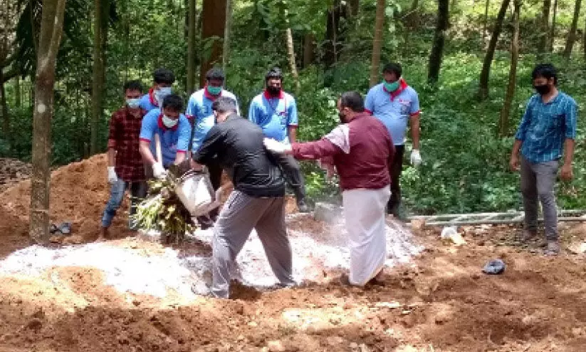 കോവിഡിനെ പേടിക്കാതെ സന്നദ്ധസേന കോവിഡിനെ പേടിക്കാതെ സന്നദ്ധസേന