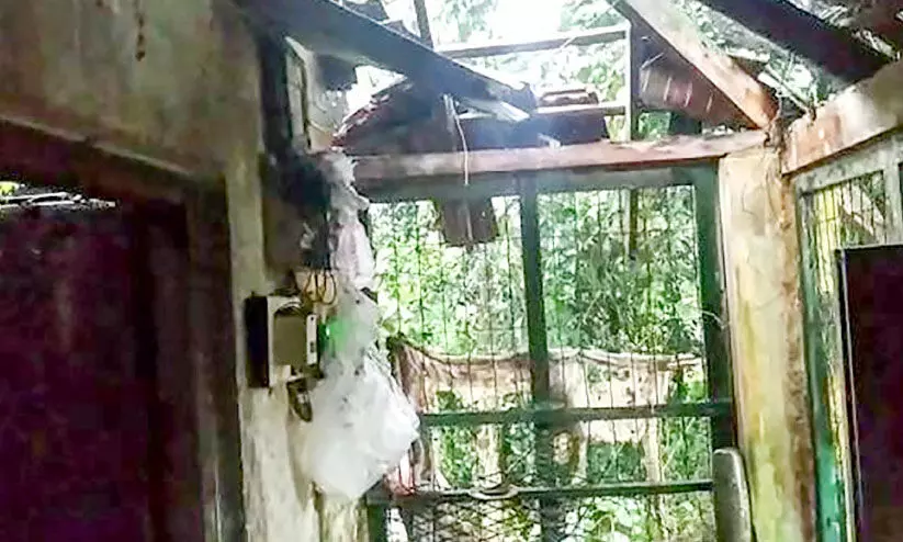 മഴയിലും കാറ്റിലും പുളിക്കീഴ് സ്‌റ്റേഷ​െൻറ മേൽക്കൂര തകർന്നു