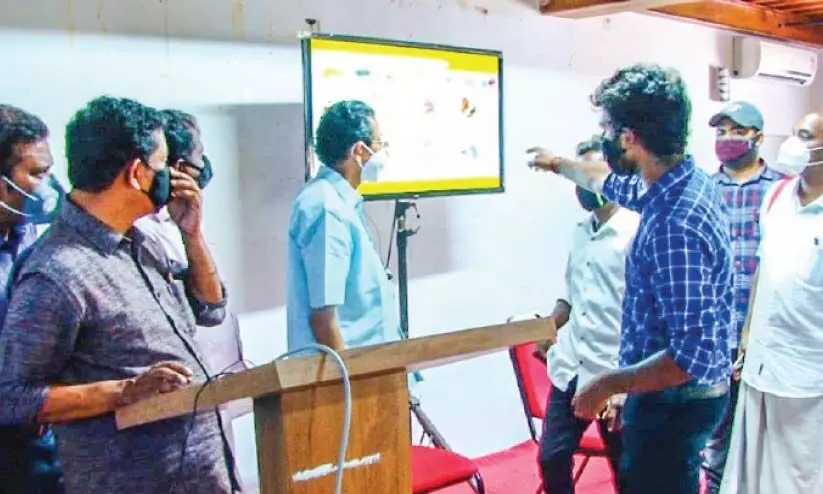 കോ​വി​ഡ് അ​തി​ജീ​വ​ന​മ​ന്ത്ര​വു​മാ​യി യു​വ​സം​ഘ​ത്തി​െൻറ ട​പ്പേ​യ്​