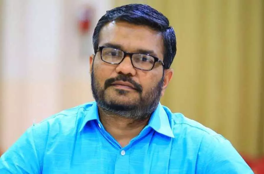 ബ്രഹ്മപുരം പുകയുന്ന സാഹചര്യത്തിലും ഡൽഹിയിലുള്ളവർക്ക് ശ്വസിക്കാൻ കേരളത്തിലേക്കു വരേണ്ട സ്ഥിതിയെന്ന് മന്ത്രി എം.ബി. രാജേഷ് ബ്രഹ്മപുരം പുകയുന്ന സാഹചര്യത്തിലും ഡൽഹിയിലുള്ളവർക്ക് ശ്വസിക്കാൻ കേരളത്തിലേക്കു വരേണ്ട സ്ഥിതിയെന്ന് മന്ത്രി എം.ബി. രാജേഷ്