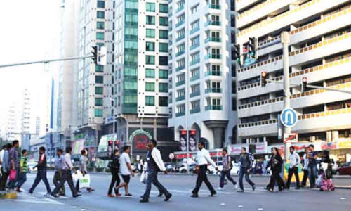 കാ​ൽ​ന​ട​ക്കാ​ർ റോ​ഡ് സു​ര​ക്ഷ നി​യ​മ​ങ്ങ​ൾ പാ​ലി​ക്ക​ണ​മെ​ന്ന് പൊ​ലീ​സ്