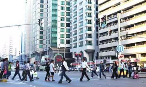 കാ​ൽ​ന​ട​ക്കാ​ർ റോ​ഡ് സു​ര​ക്ഷ നി​യ​മ​ങ്ങ​ൾ പാ​ലി​ക്ക​ണ​മെ​ന്ന് പൊ​ലീ​സ്