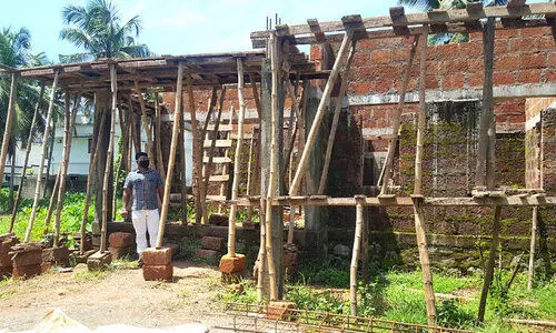 വീട് നിർമാണം പാതിവഴിയിൽ; അധികൃതരുടെ കനിവ്​ തേടി കുടുംബങ്ങൾ