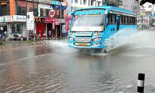 നിറ​ഞ്ഞൊഴുകി മാവൂർ റോഡ്;  നടപ്പാത നവീകരിച്ചെങ്കിലും ഓടക്ക്​ ആവശ്യമായ ആഴമില്ല