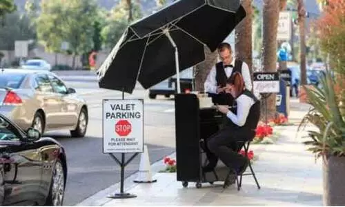 അബൂദബിയിൽ കർശന നിർദേശങ്ങളോടെ വാലറ്റ് പാർക്കിങ് പുനരാരംഭിച്ചു