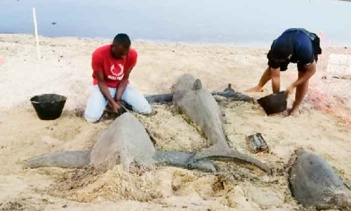 ക​ട​ൽ​ത്തീ​ര​ത്ത് വി​സ്മ​യ​മാ​യി മ​ണ​ൽ ശി​ൽ​പ​ങ്ങ​ൾ