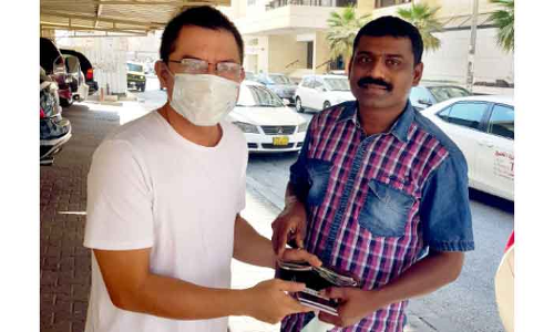 500 ദീ​നാ​റും രേ​ഖ​ക​ളും തി​രി​കെ​ന​ൽ​കി ടാ​ക്​​സി ഡ്രൈ​വ​ർ മാ​തൃ​ക​യാ​യി