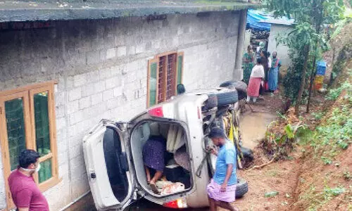 കാർ താഴ്​ചയിലേക്ക്​ മറിഞ്ഞു