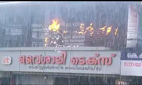 തുണിക്കടക്ക്​ മുകളിൽ തീപിടിത്തം