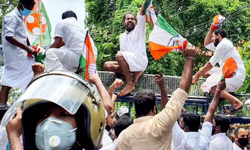 കോവിഡ് മാനദണ്ഡങ്ങൾ കാറ്റിൽപറത്തി പ്രതിപക്ഷ സംഘടനകൾ