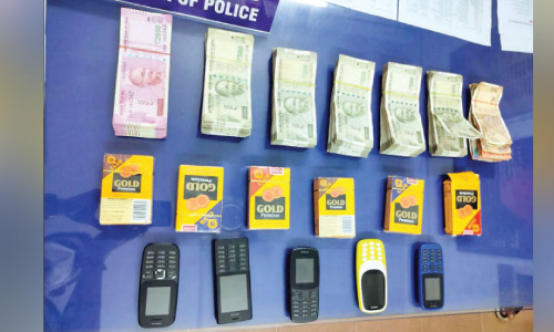 ചീട്ട് കളി സംഘം പിടിയിൽ; നാല്​ ലക്ഷ​േത്താളം രൂപ പിടിച്ചെടുത്തു