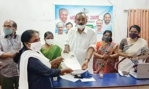 വിവിധ സ്ഥലങ്ങളിൽ പ​ട്ട​യ വി​ത​ര​ണം