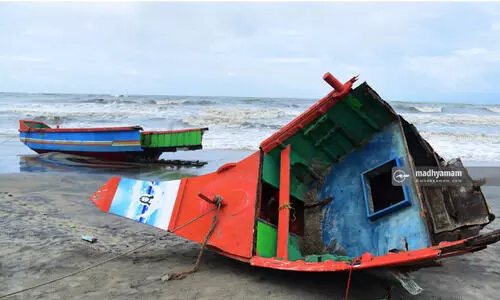 തീരത്തടിഞ്ഞ്... തീരത്തടിഞ്ഞ്...