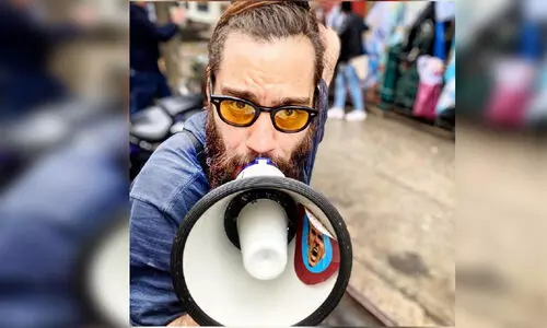 യു.എസ്​ ഒാപൺ വേദിക്കു പുറത്ത്​ മൈക്കും പിടിച്ച്​ ആരവമുയർത്തി ഒരു കട്ട ആരാധകൻ