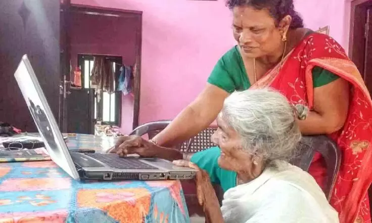 പ്രായാധിക്യത്തിലും അക്ഷരങ്ങളെ കൂട്ടുപിടിച്ച് 98കാരി: അക്ഷരത്തിന്റെ ആയുസ്സ്, അതാണ് കാർത്യായനിയമ്മ പ്രായാധിക്യത്തിലും അക്ഷരങ്ങളെ കൂട്ടുപിടിച്ച് 98കാരി: അക്ഷരത്തിന്റെ ആയുസ്സ്, അതാണ് കാർത്യായനിയമ്മ