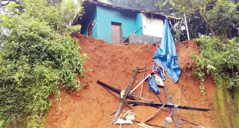 വീടിെൻറ അടുക്കള ഭാഗം ഇടിഞ്ഞു വീടിെൻറ അടുക്കള ഭാഗം ഇടിഞ്ഞു