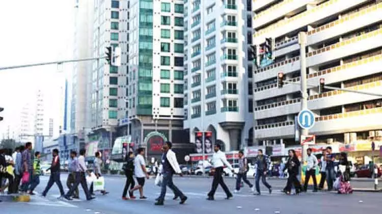 കാൽനടക്കാർ റോഡ് സുരക്ഷ നിയമങ്ങൾ പാലിക്കണമെന്ന് പൊലീസ് കാൽനടക്കാർ റോഡ് സുരക്ഷ നിയമങ്ങൾ പാലിക്കണമെന്ന് പൊലീസ്