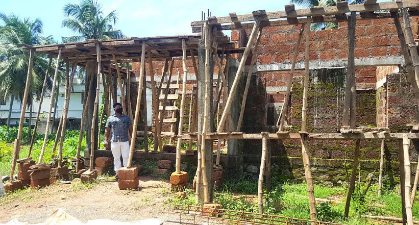 വീട് നിർമാണം പാതിവഴിയിൽ; അധികൃതരുടെ കനിവ്​ തേടി കുടുംബങ്ങൾ
