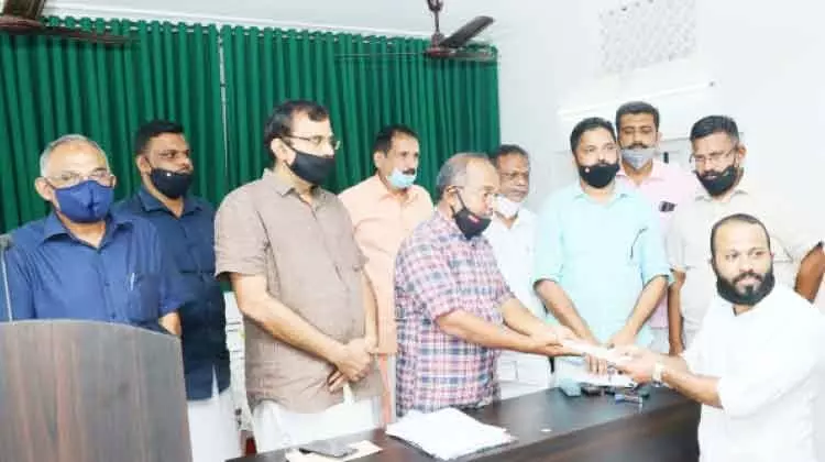 പ​തി​യ​ശ്ശേ​രി ഹു​സൈ​ൻ കു​ടും​ബ സ​ഹാ​യം കൈ​മാ​റി