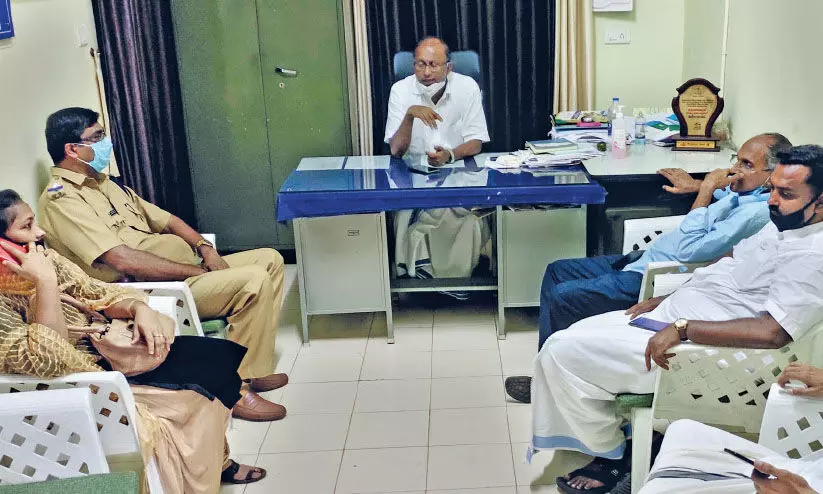 പദ്ധതിക്ക് തുക അനുവദിച്ചില്ല; പഞ്ചായത്ത് സെക്രട്ടറിയെ വൈസ് പ്രസിഡൻറ് ഒാഫിസിൽ പൂട്ടിയിട്ടു പദ്ധതിക്ക് തുക അനുവദിച്ചില്ല; പഞ്ചായത്ത് സെക്രട്ടറിയെ വൈസ് പ്രസിഡൻറ് ഒാഫിസിൽ പൂട്ടിയിട്ടു