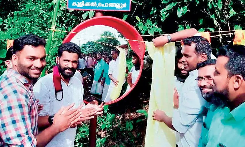 ഫിറോസ് കുന്നംപറമ്പിലിെന ആദരിച്ചു ഫിറോസ് കുന്നംപറമ്പിലിെന ആദരിച്ചു