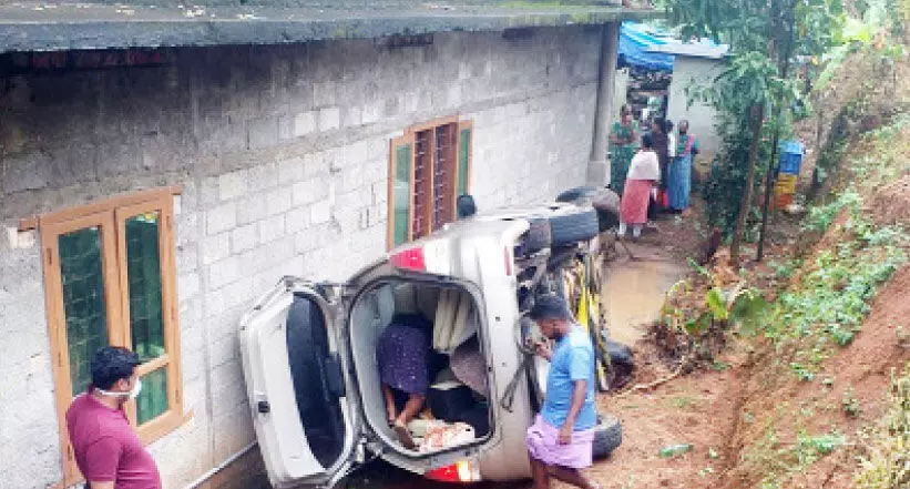 കാർ താഴ്ചയിലേക്ക് മറിഞ്ഞു കാർ താഴ്ചയിലേക്ക് മറിഞ്ഞു