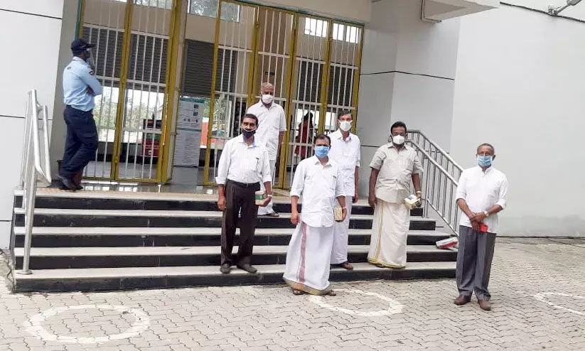 മെ​ട്രോയെ വരവേറ്റ്​ പേ​ട്ട​യി​ലെ നാ​ട്ടു​കാ​ർ