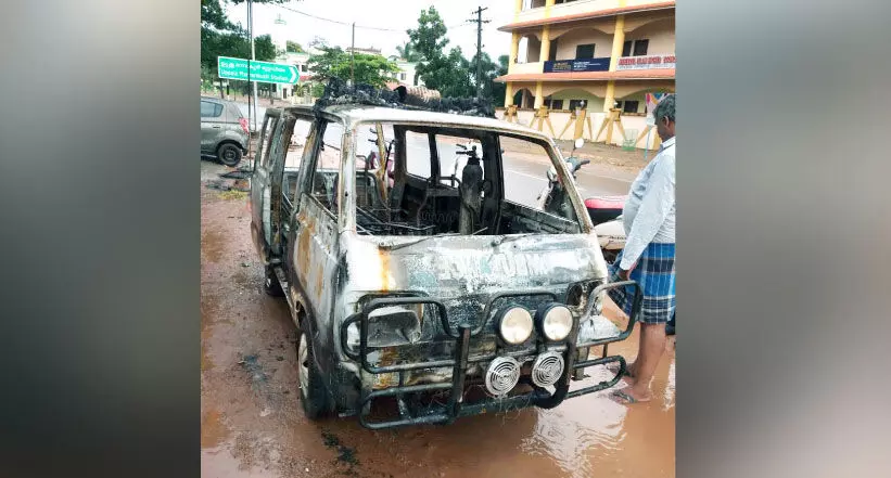 നിർത്തിയിട്ട ആംബുലൻസിന് തീവെച്ചു: പ്രതിയുടെ ചിത്രം സി.സി.ടി.വിയിൽ നിർത്തിയിട്ട ആംബുലൻസിന് തീവെച്ചു: പ്രതിയുടെ ചിത്രം സി.സി.ടി.വിയിൽ