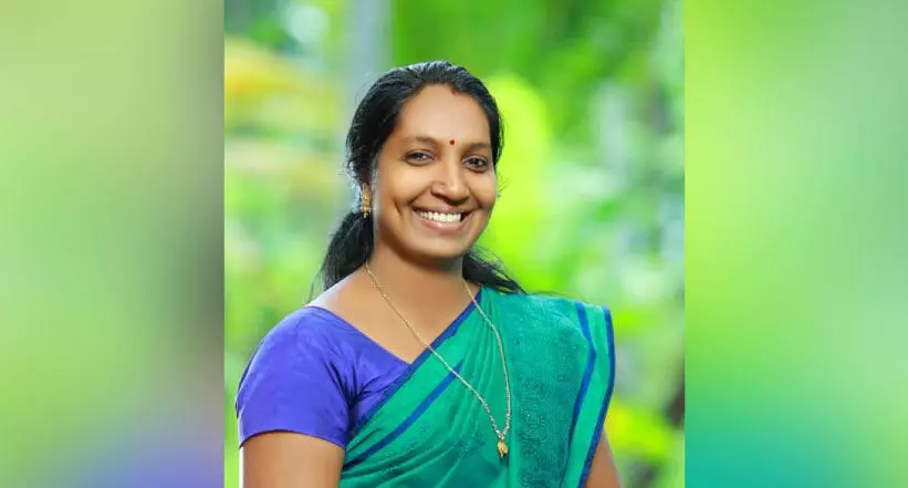 തൂപ്പുജോലിയിൽനിന്ന്​ അധ്യാപികയായി: ലിൻസക്കും കുടുംബത്തിനും ഇന്ന് ഗവർണറുടെ ചായസൽക്കാരം