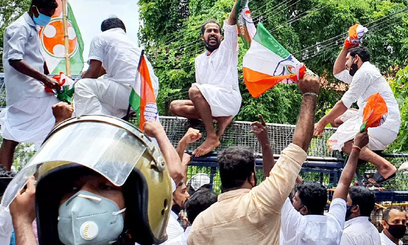 കോവിഡ് മാനദണ്ഡങ്ങൾ കാറ്റിൽപറത്തി പ്രതിപക്ഷ സംഘടനകൾ കോവിഡ് മാനദണ്ഡങ്ങൾ കാറ്റിൽപറത്തി പ്രതിപക്ഷ സംഘടനകൾ