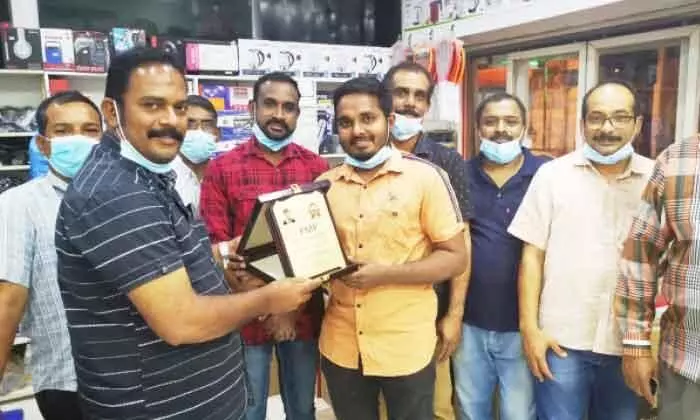 യാ​ത്ര​യ​യ​പ്പ് ന​ൽ​കി