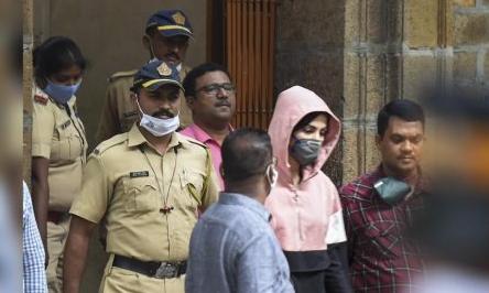 മയക്കുമരുന്ന് കേസ്: നടി റിയ ചക്രവർത്തി അറസ്റ്റിൽ മയക്കുമരുന്ന് കേസ്: നടി റിയ ചക്രവർത്തി അറസ്റ്റിൽ